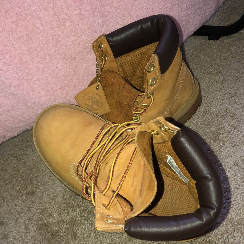 GREETINGS. I am selling a pair of wheat Tim’s used like new barely worn